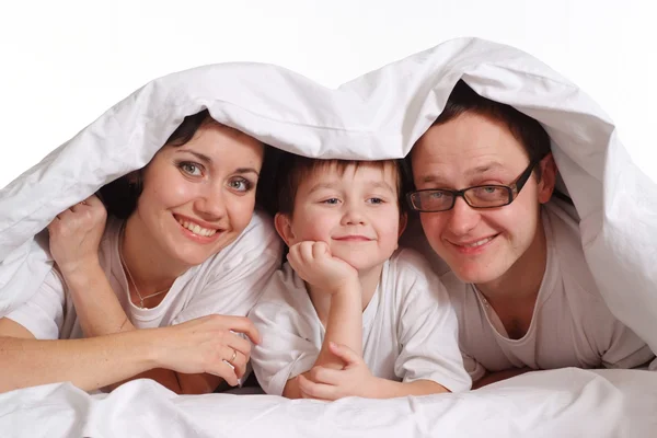 Dreiköpfige Familie unter einer Decke — Stockfoto