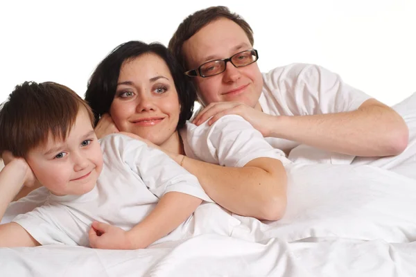 Gelukkige familie van drie liegen — Stockfoto