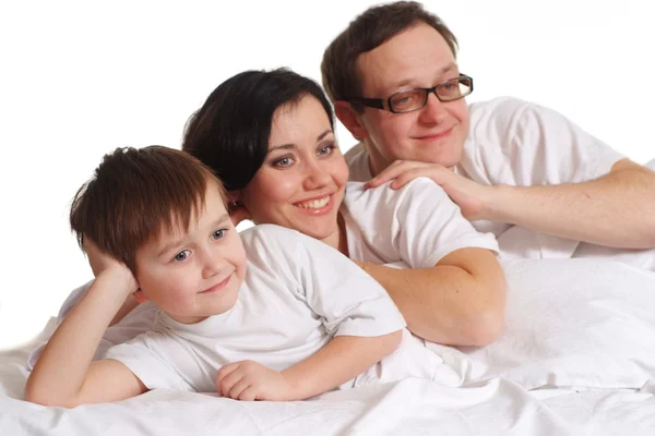 Glad familj av tre liggande — Stockfoto
