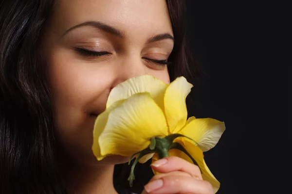 Menina bonita com uma linda flor amarela — Fotografia de Stock