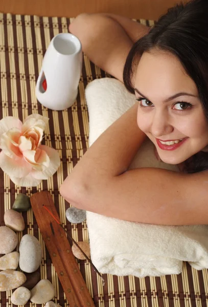 De spa in het mooie salon-procedures geluk charmante vrouw — Stockfoto