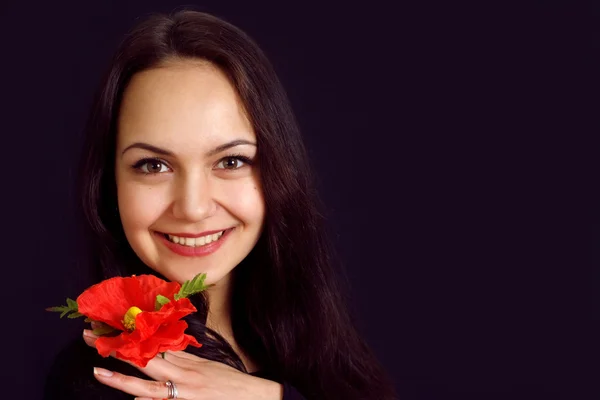Обаятельная привлекательная девушка с цветочком — стоковое фото