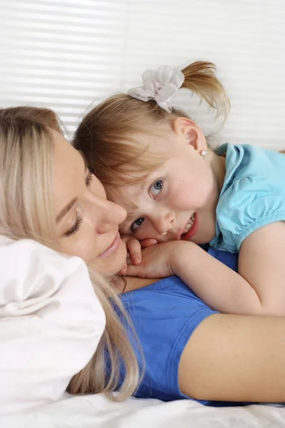 Mother and daughter lying — Stock Photo, Image