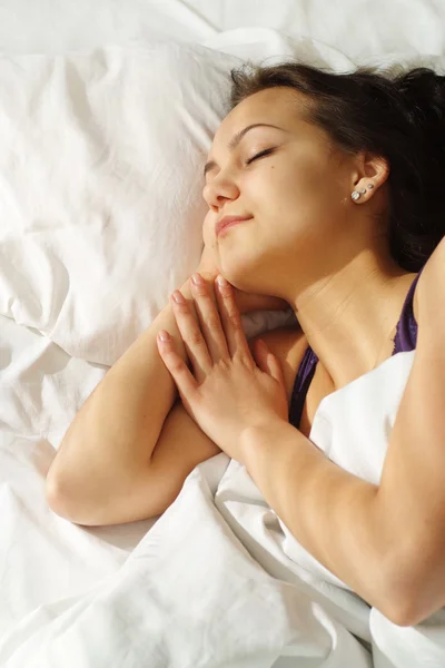 Sebuah indah Kaukasia bagus gadis di tempat tidur — Stok Foto