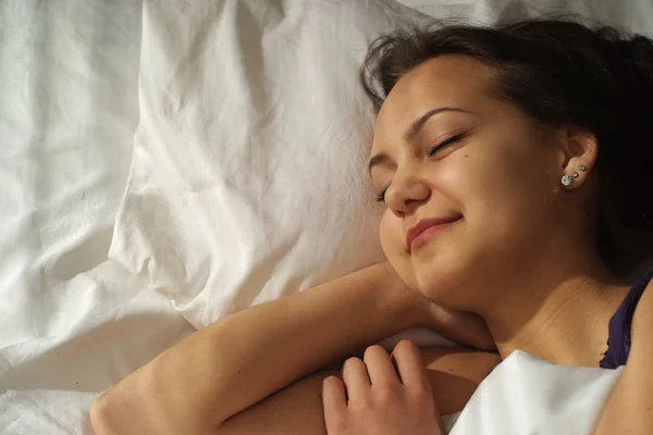Ein schönes kaukasisches gutes Mädchen im Bett — Stockfoto