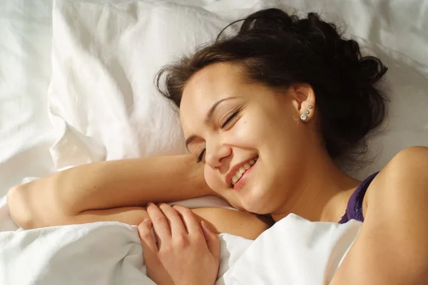 Krásný bílý úsměv holka v posteli — Stock fotografie
