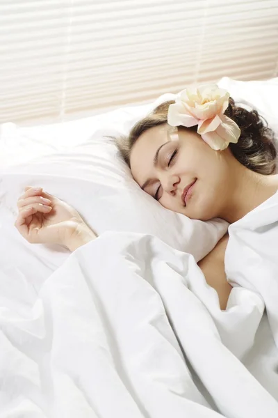 Šťastná dívka ležela v posteli — Stock fotografie
