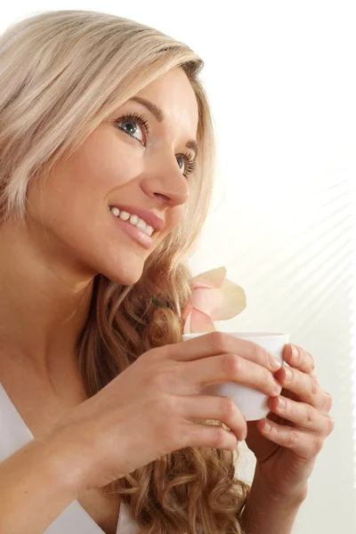 Hermosa chica bebiendo té —  Fotos de Stock