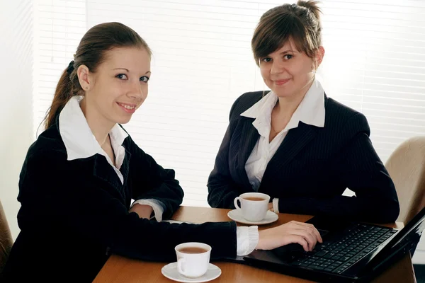两个商业妇女坐在 — 图库照片