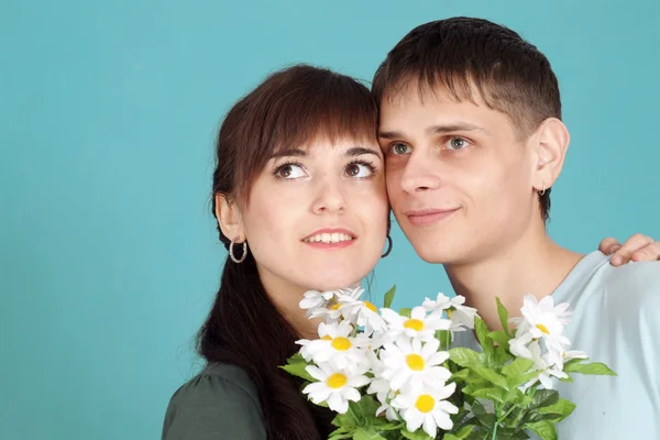Chlapec a dívka s květinami — Stock fotografie