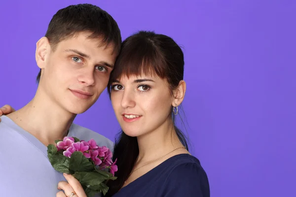 花を持つ男の子と女の子 — ストック写真