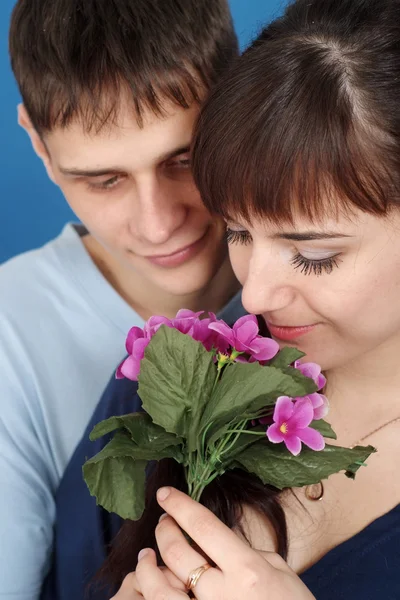 Jongen en meisje met bloemen — Stockfoto