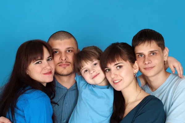 Кавказская красивая добрая семья, состоящая из пяти тогетов — стоковое фото