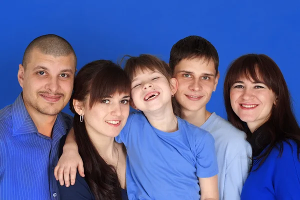 Família caucasiana composta por cinco pessoas juntas — Fotografia de Stock