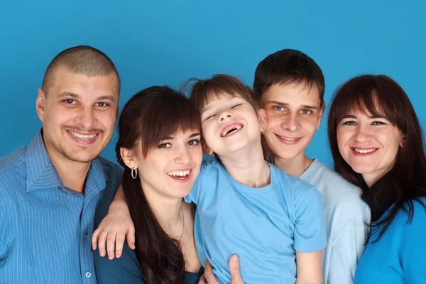 Кавказское блаженство прекрасная семья, состоящая из пяти человек — стоковое фото