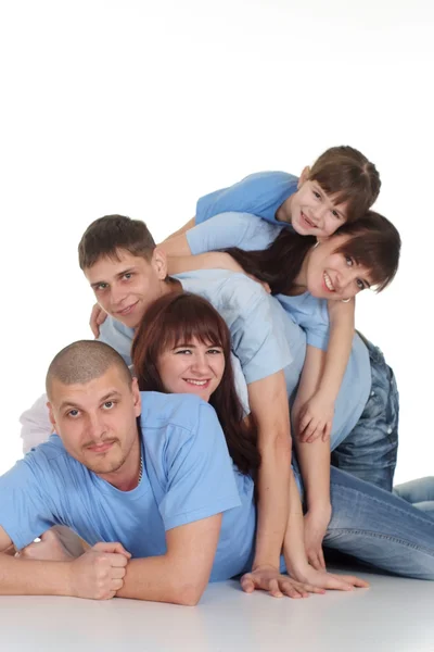 Caucasien belle famille composée de cinq couché sur le th — Photo