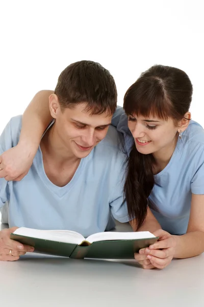 Αγόρι και κορίτσι με ένα βιβλίο που βρίσκεται — Φωτογραφία Αρχείου