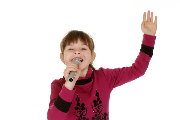 Kleines Mädchen singt in ein Mikrofon — Stockfoto