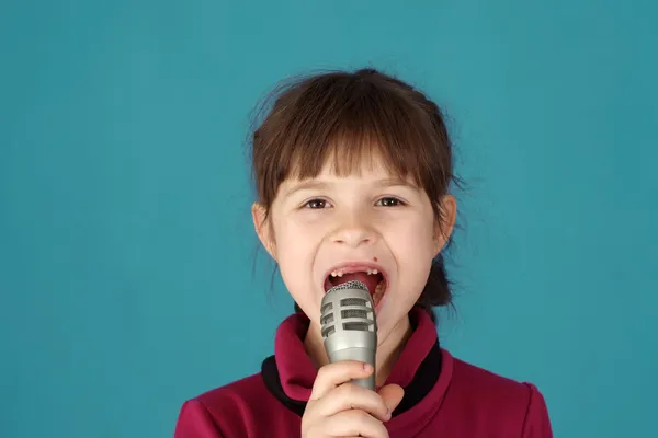 Bambina che canta in un microfono — Foto Stock