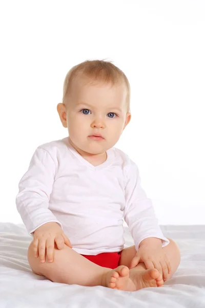 Dziecko siedzi w pieluchy — Zdjęcie stockowe