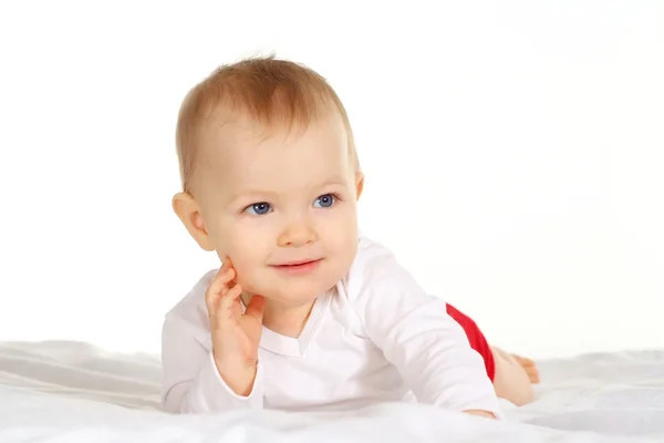 Beyaz bir levha üzerinde yatan bebek — Stok fotoğraf