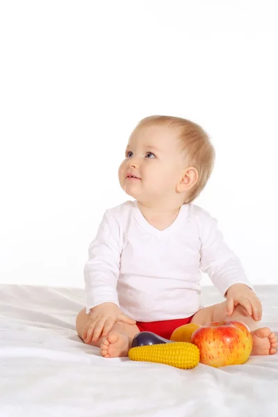 Bebê de camisa branca jogando — Fotografia de Stock