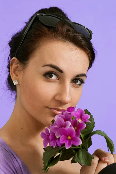 Красиві nice брюнетка кавказька з квітами — стокове фото