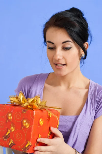 Beautiful Brunette Caucasian standing with a gift — Stock Photo, Image