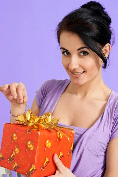 Piękny stojący szczęśliwy brunetka kaukaski z prezentem — Zdjęcie stockowe