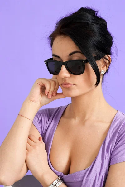 Ziemlich kaukasische Brünette in Brille stehend — Stockfoto