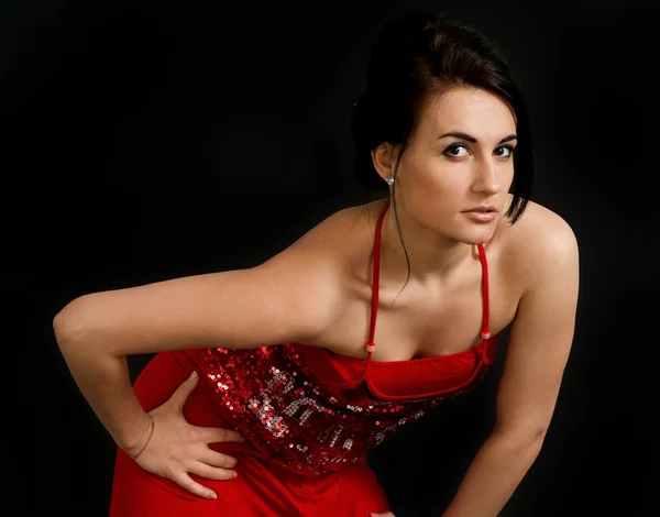 Krásná kavkazské šťastná žena v červených šatech, stojící — Stock fotografie