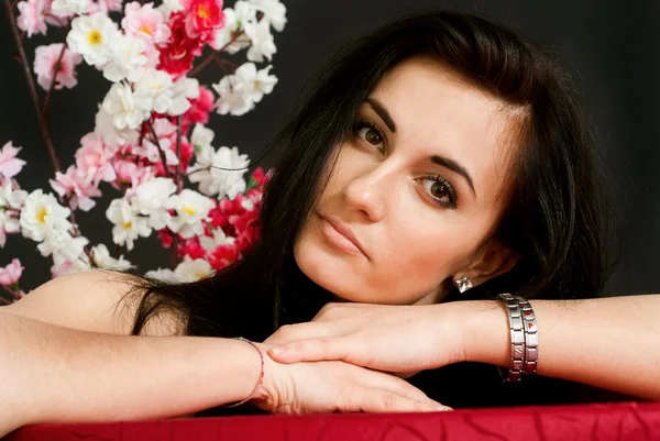 Belle femme caucasienne couchée dans le rouge — Photo