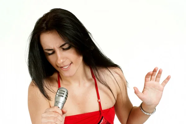 Piękne kaukaski kobiece kobieta śpiewa do mikrofonu — Zdjęcie stockowe