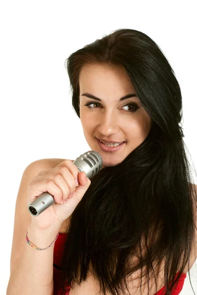 Hermosa mujer cantando en un micrófono — Foto de Stock