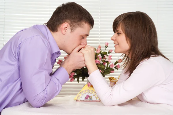 Aardige Kaukasische vent en zijn vriendin zitten aan een tafel — Stockfoto