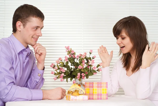 Facet kaukaski szczęścia i jego dziewczyna siedzi przy stole — Zdjęcie stockowe