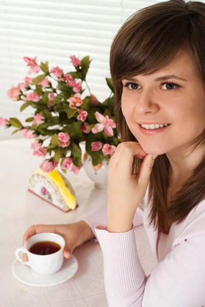 Krásná kavkazské štěstí dívka sedí u stolu — Stock fotografie