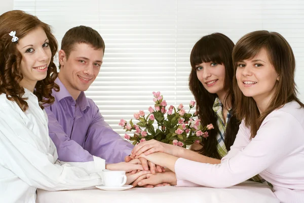 4 人のテーブルに座っての快適な白人のグループ — ストック写真