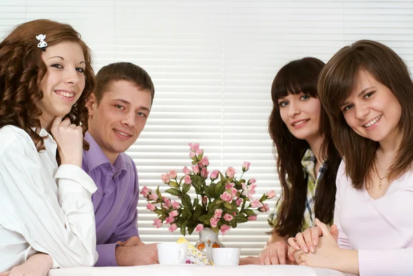 Grupo caucasiano feliz de quatro homens sentados em uma mesa — Fotografia de Stock