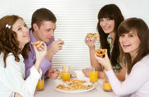 Улыбайтесь, кавказская группа из четырех человек с пиццей и соком — стоковое фото