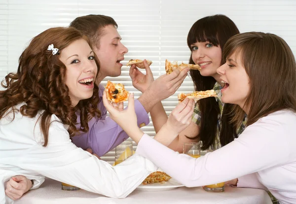 Bliss grupo caucasiano de quatro com pizza e suco sittin — Fotografia de Stock