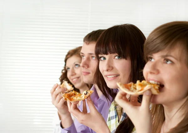 Sonrisa divertida campaña caucásica de cuatro comiendo pizza — Foto de Stock
