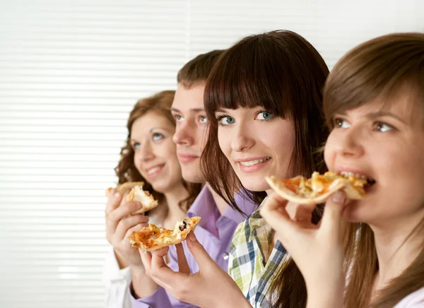 Štěstí legrační Kavkazský kampaň čtyř jíst pizzu — Stock fotografie