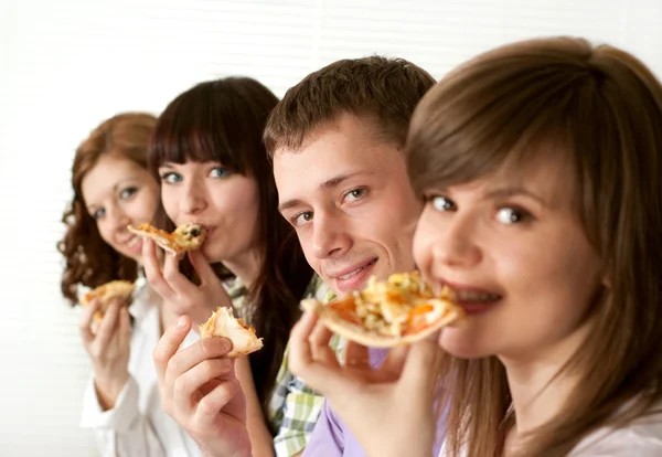 Bliss grappige Kaukasische campagne van vier eten van pizza — Stockfoto