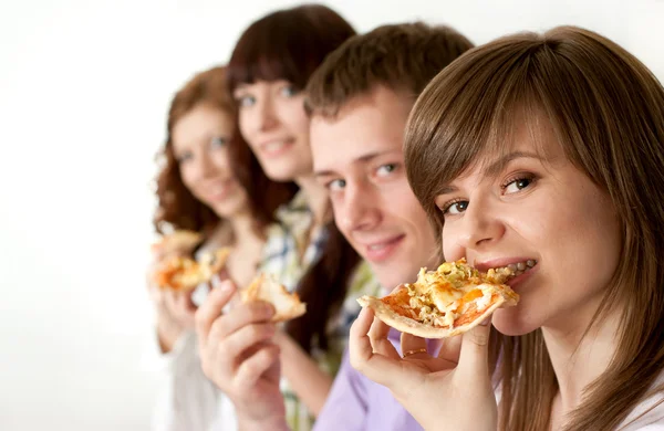 Radość zabawne kampanii kaukaski czterech jedzenie pizzy — Zdjęcie stockowe