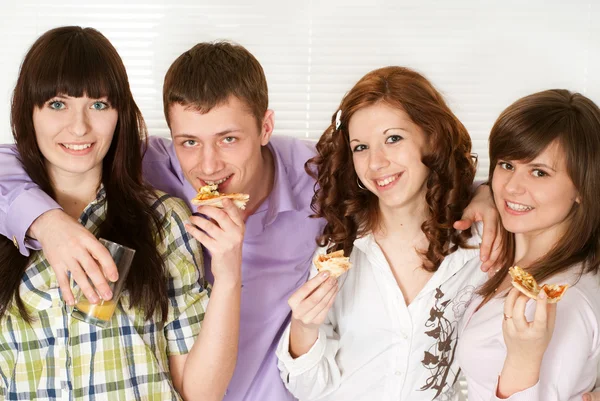 Šťastný pěkné Kavkazský kampaň čtyř jíst pizzu — Stock fotografie