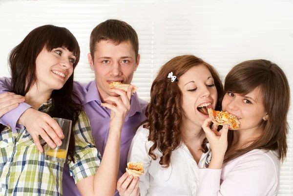 Buona fortuna campagna caucasica di quattro mangiare pizza — Foto Stock