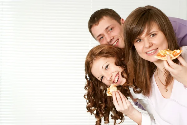 Fröhliche kaukasische Kampagne von drei Pizza essen — Stockfoto