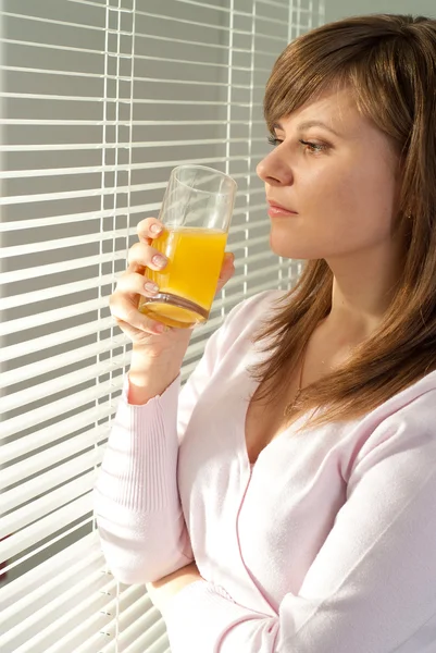 Beautiful Caucasian woman standing with juice — Stock Photo, Image