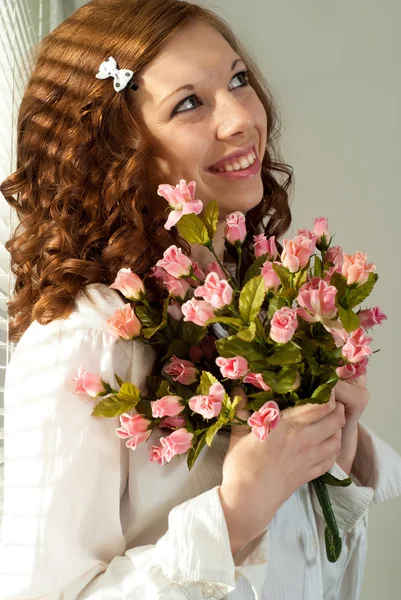 Χαμόγελο καυκάσιος γυναίκα στέκεται με λουλούδια — Φωτογραφία Αρχείου